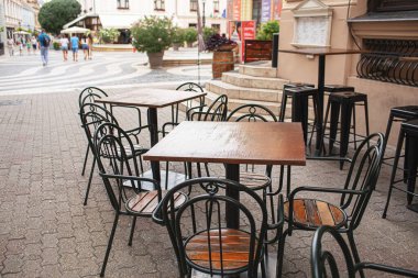 Şehir merkezindeki restoran terası. Yaz mevsimi. Yüksek kalite fotoğraf