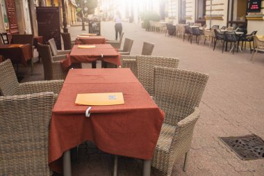 Şehir merkezindeki restoran terası. Yaz mevsimi. Yüksek kalite fotoğraf