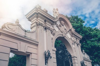 Macaristan 'ın Keszthely kentindeki Festetics şatosunun Neo Barok kapısı. Yüksek kalite fotoğraf