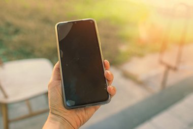 Bahçede cep telefonu tutan kadınların elini kapatıyoruz. Yüksek kalite fotoğraf