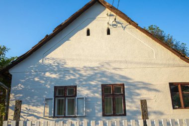 Sonbahar mevsiminde eski köylü evi cephesi. Yüksek kalite fotoğraf