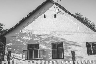 Sonbahar mevsiminde eski köylü evi cephesi. Yüksek kalite fotoğraf