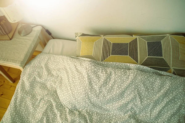 朝のベッドの景色 枕と毛布の小売り 高品質の写真 — ストック写真
