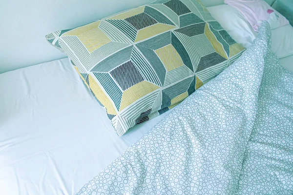 朝のベッドの景色 枕と毛布の小売り 高品質の写真 — ストック写真