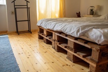 Sabahları yatağın yan görüntüsü.