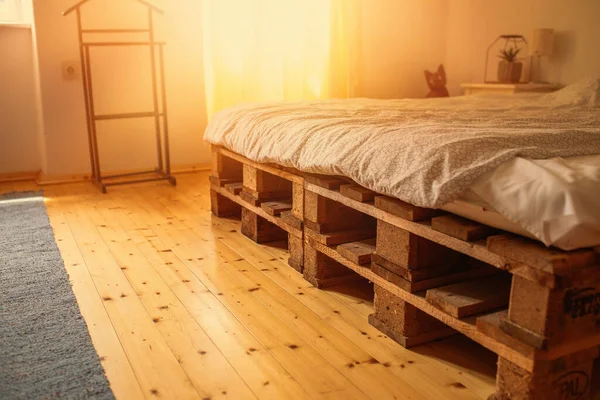 Sabahları yatağın yan görüntüsü.