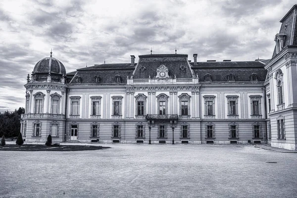 Macaristan Zala Eyaletinin Keszthely Kasabasında Bulunan Barok Sarayı Yüksek Kalite — Stok fotoğraf