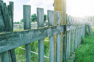 Hayvan çiftliğinde ahşap çit. Yaz mevsimi. Yüksek kalite fotoğraf