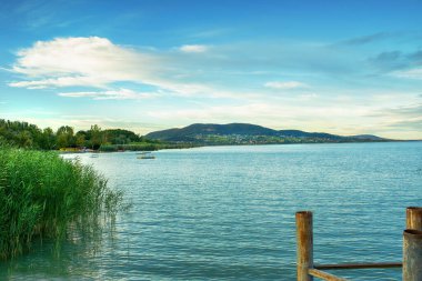 Akşam Badacsony 'deki Balaton Gölü manzarası. Yüksek kalite fotoğraf