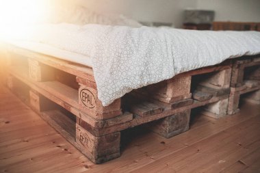 Sabahları yatağın yan görüntüsü.