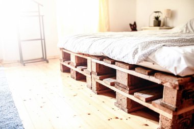 Sabahları yatağın yan görüntüsü.