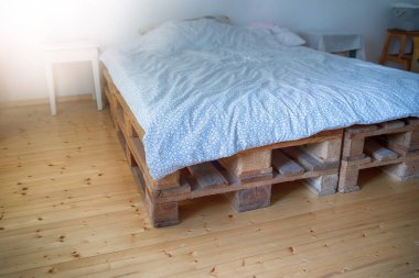 Sabahları yatağın yan görüntüsü.