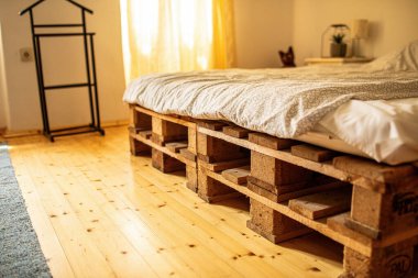 Sabahları yatağın yan görüntüsü.