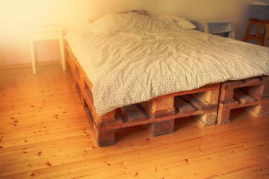 Sabahları yatağın yan görüntüsü.