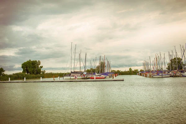 Balaton Gölü rıhtımında. Yüksek kalite fotoğraf