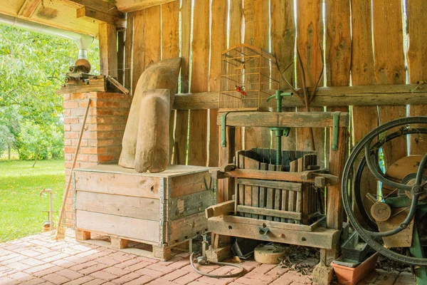納屋の古い木製のブドウプレス ピーサントツール 高品質の写真 — ストック写真