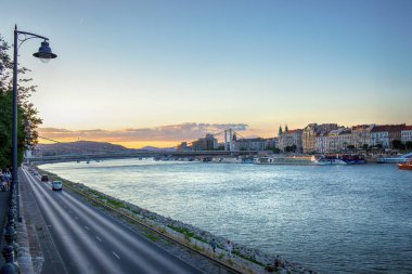 Yaz akşamları Budapeşte 'de Tuna kıyısı. Elisabeth Köprüsü manzarası. Yüksek kalite fotoğraf