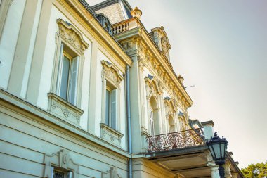  Macaristan 'ın Zala kentindeki Keszthely kasabasında bulunan barok sarayının cephesi. Yüksek kalite fotoğraf