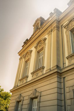  Macaristan 'ın Zala kentindeki Keszthely kasabasında bulunan barok sarayının cephesi. Yüksek kalite fotoğraf