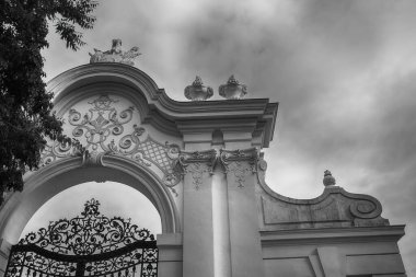 Macaristan 'ın Keszthely kentindeki Festetics şatosunun Neo Barok kapısı. Yüksek kalite fotoğraf