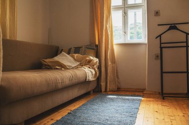 Sabahları kanepe manzarası. Yastık ve battaniye ayrıntıları. Yüksek kalite fotoğraf