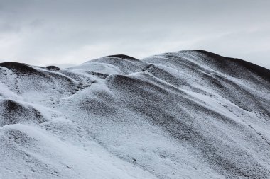 Gökyüzüne doğru gri çakıl yığını. Yüksek kalite fotoğraf