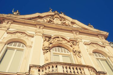  Macaristan 'ın Zala kentindeki Keszthely kasabasında bulunan barok sarayının cephesi. Yüksek kalite fotoğraf