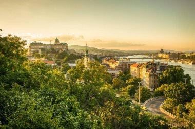 Yaz akşamı Gellert Hill 'den Budapeşte manzarası. Yüksek kalite fotoğraf.