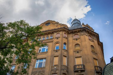 Macaristan 'ın Budapeşte şehrindeki tarihi bina cephesi. Yüksek kalite fotoğraf