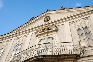 Macaristan 'ın Vac kentindeki tarihi bina cephesi. Yüksek kalite fotoğraf
