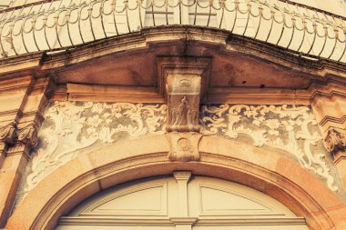 Macaristan 'ın Vac kentindeki tarihi bina cephesi. Yüksek kalite fotoğraf