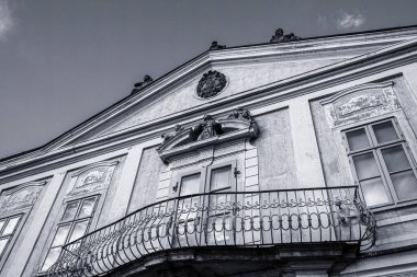 Macaristan 'ın Vac kentindeki tarihi bina cephesi. Yüksek kalite fotoğraf