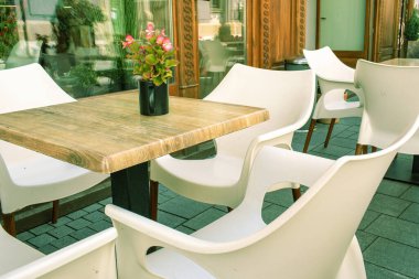 Şehir merkezindeki restoran terası. Yaz mevsimi. Yüksek kalite fotoğraf