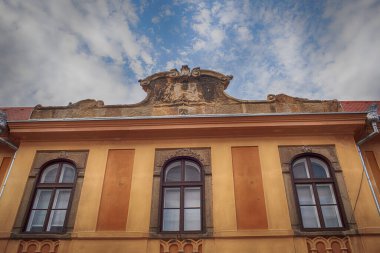 Macaristan 'ın Pecs şehrindeki tarihi bina cephesi. Yüksek kalite fotoğraf