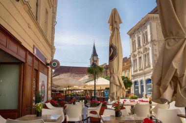 Şehir merkezindeki restoran terası. Yaz mevsimi. Yüksek kalite fotoğraf