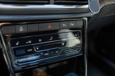 Modern bir arabanın kokpitindeki gösterge panelinin ayrıntıları. Yüksek kalite fotoğraf