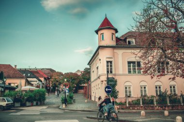 Macaristan 'ın Vac kentindeki Tuna Nehri kıyısında. Yüksek kalite fotoğraf