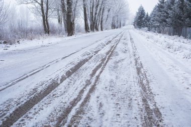 Ocak ayının dondurucu soğuğunda köy yolu. Yüksek kalite fotoğraf