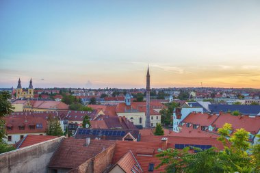Günbatımında Macaristan 'ın Eger kentinin manzarası. Yüksek kalite fotoğraf