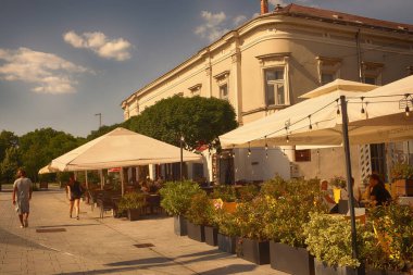 Şehir merkezindeki restoran terası. Yaz mevsimi. Yüksek kalite fotoğraf