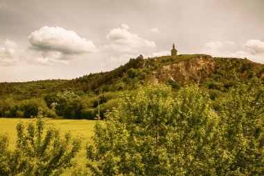 Slovakya 'nın Drazovce kentindeki tepedeki tarihi Roma kilisesi. Yüksek kalite fotoğraf