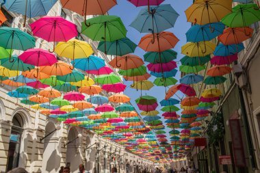  Timisoara, Alba Iulia caddesinde asılı renkli şemsiyeler. Yüksek kalite fotoğraf