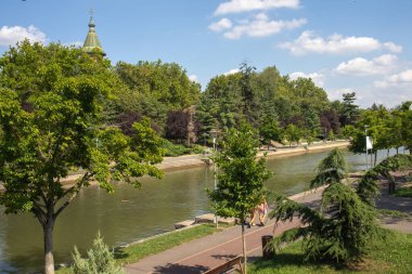 Romanya 'nın Timisoara kentinde Bega Nehri kıyısında. Yüksek kalite fotoğraf