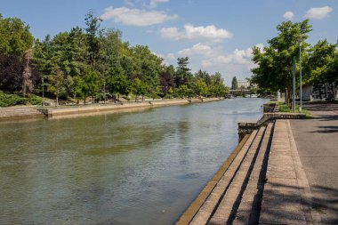 Romanya 'nın Timisoara kentinde Bega Nehri kıyısında. Yüksek kalite fotoğraf