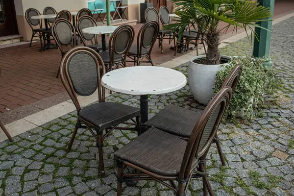 Şehir merkezindeki restoran terası. Yaz mevsimi. Yüksek kalite fotoğraf
