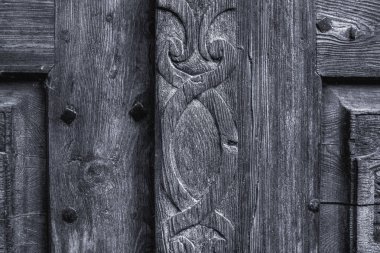 Kilisenin kapısına oyulmuş odunların ayrıntıları. Yüksek kalite fotoğraf