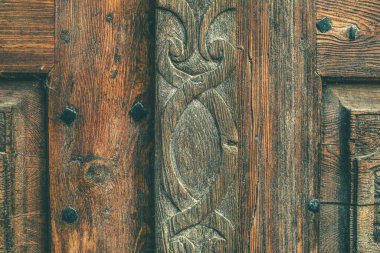Kilisenin kapısına oyulmuş odunların ayrıntıları. Yüksek kalite fotoğraf