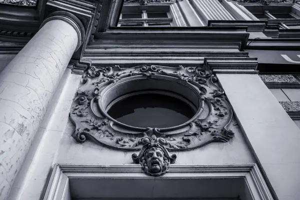 Romanya 'nın Arad kentindeki tarihi bina. Yüksek kalite fotoğraf