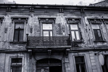 Romanya 'nın Arad kentindeki tarihi bina. Ön cephenin ayrıntıları. Yüksek kalite fotoğraf. Yüksek kalite fotoğraf