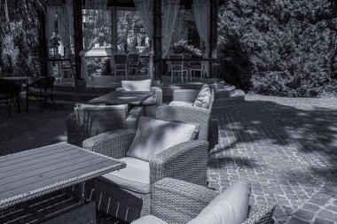 Şehir merkezindeki restoran terası. Yaz mevsimi. Yüksek kalite fotoğraf